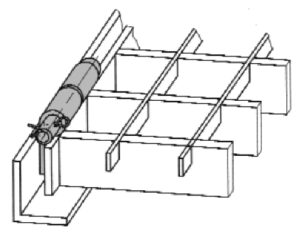 Ein technisches Diagramm einer Baugruppe mit einem zylindrischen Stab und einer ineinandergreifenden Gitterstruktur. Der Stab befindet sich auf der linken Seite und ist durch einen senkrechten Schlitz mit dem Gitter verbunden, was auf eine mechanische oder strukturelle Anwendung hindeutet.