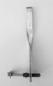 Eine Nahaufnahme einer Metallwandhalterung mit Schraubankern. Die Halterung ist flach und in der Mitte leicht gebogen, und eine lange Schraube mit einem Kunststoffanker ist durch ein rundes Loch nahe der Unterseite der Halterung geschraubt. Der Hintergrund ist schlicht weiß.