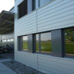 Neubau der Halle Wiederkehr in der Farbe grau.