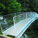 Brücke mit Gitterrost Staketengeländer