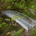 Brücke mit Gitterrost Staketengeländer