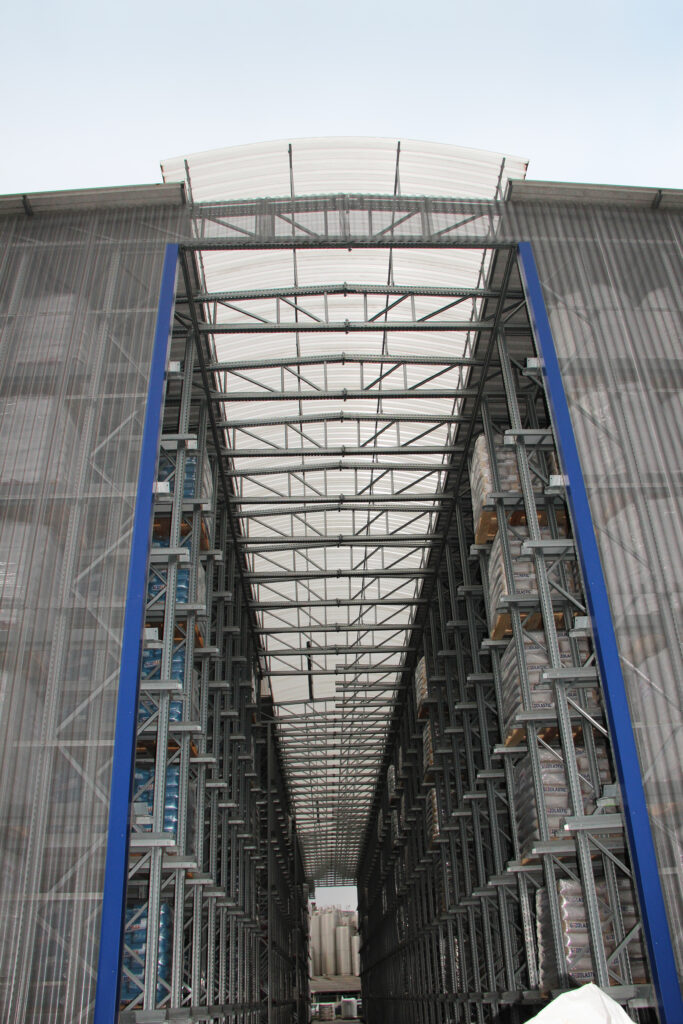 Neubau der Lagerhalle und Fassade des Hochregallagers.