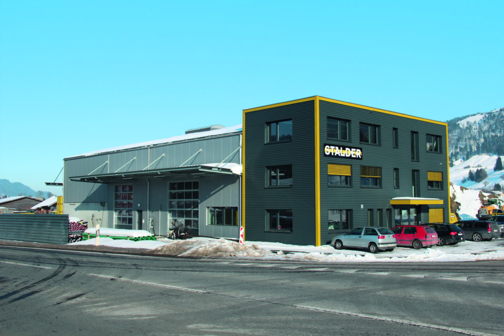 Neubau der Lager- und der Werkhalle in den Farben antrazit und gelb.