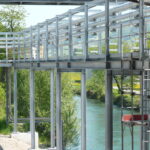 Leitungspasserelle oberhalb eines Flusses
