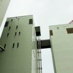 Passerelle von einem grauen Haus