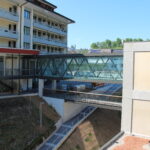 Passerelle welche zwei Gebäude verbindet