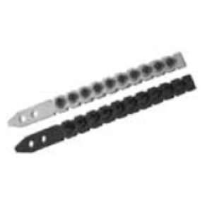 Zwei längliche Kabelorganisatoren aus Kunststoff, einer in Weiß und einer in Schwarz, jeweils mit einer Reihe von Schlaufen zum ordentlichen Halten der Kabel. Die Enden der Organisatoren haben Löcher zur Befestigung oder Sicherung.